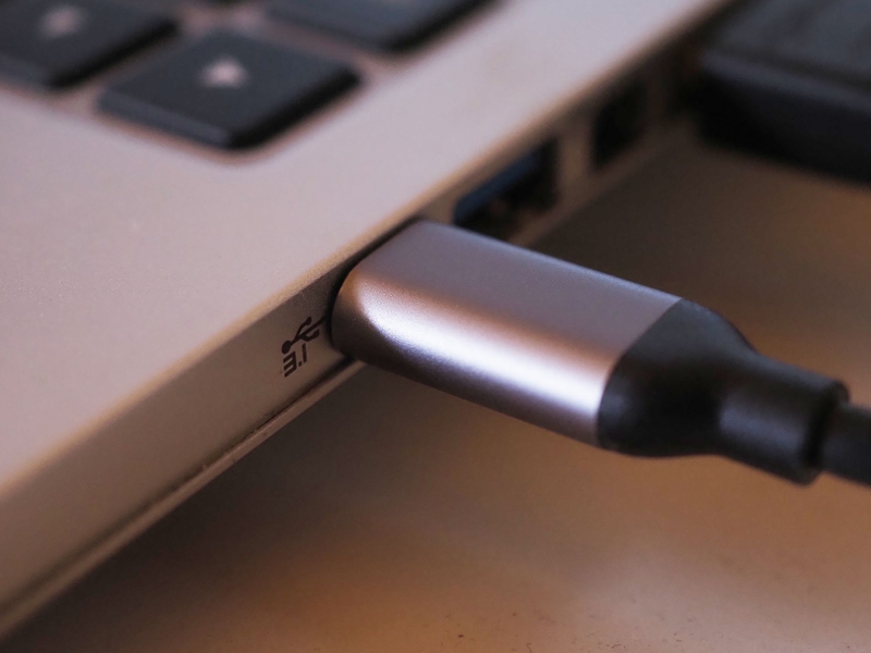 Bei neuen Laptops muss künftig in der EU ein USB-C-Kabel zum Aufladen anschließbar sein. - Foto: Georg Hilgemann/dpa