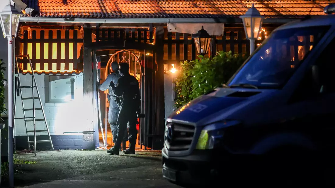 1.200 Polizisten sind bei der Razzia im Einsatz.  - Bild: Christoph Reichwein/dpa