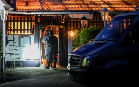 1.200 Polizisten sind bei der Razzia im Einsatz.  - Foto: Christoph Reichwein/dpa