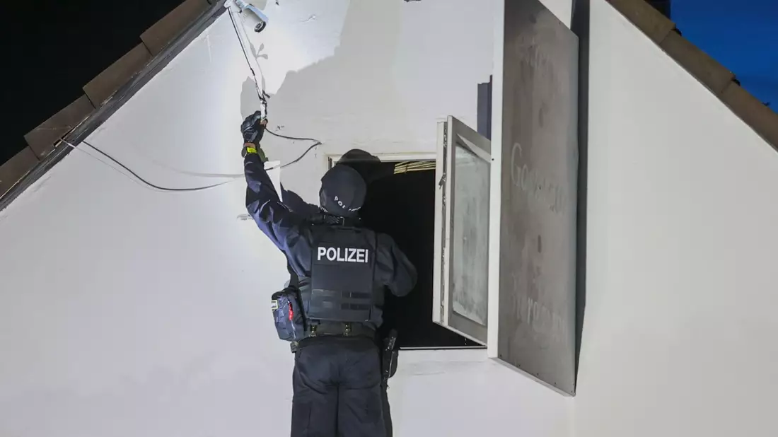 Razzien gibt es in Wohnungen und Geschäftsräumen von Vereinsmitgliedern und Unterstützern. - Bild: Christoph Reichwein/dpa