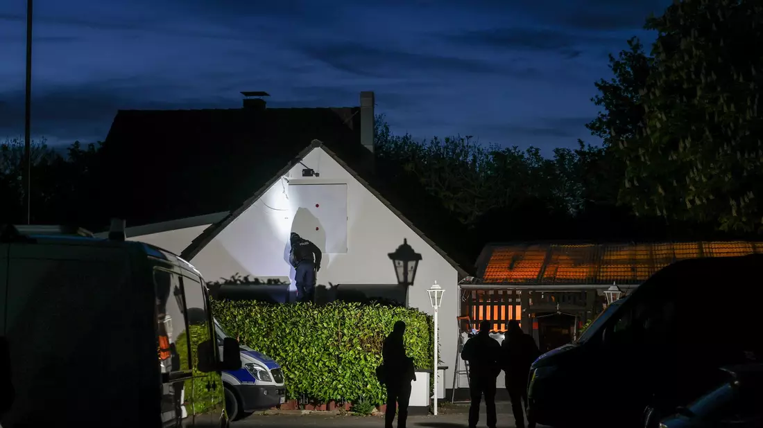 Am frühen Morgen durchsuchten die Beamten zahlreiche Wohnungen und Geschäfte.  - Bild: Christoph Reichwein/dpa