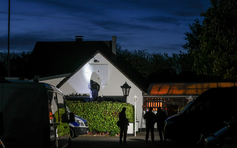 Am frühen Morgen durchsuchten die Beamten zahlreiche Wohnungen und Geschäfte.  - Foto: Christoph Reichwein/dpa