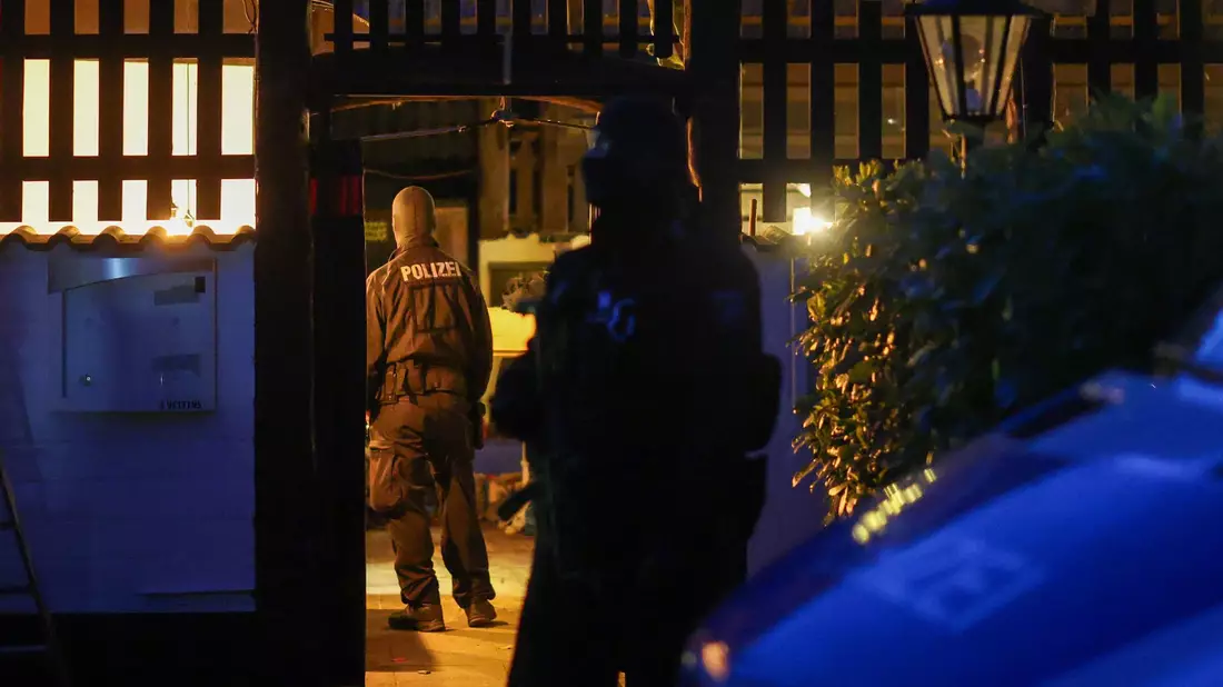 Polizeibeamte durchsuchen das Vereinsheim der Hells Angels in Hilden. - Bild: Christoph Reichwein/dpa