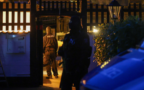 Polizeibeamte durchsuchen das Vereinsheim der Hells Angels in Hilden. - Foto: Christoph Reichwein/dpa