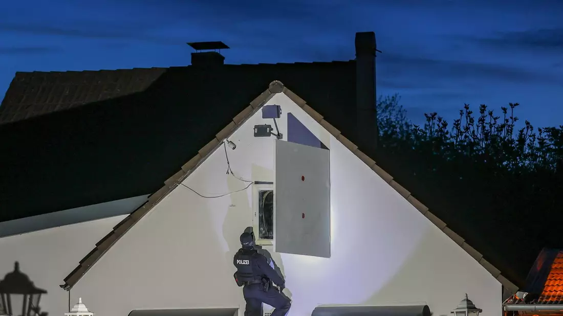 Auch Spezialeinsatzkräfte sind etwa in Hilden dabei. - Bild: Christoph Reichwein/dpa