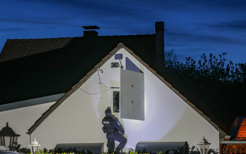 Auch Spezialeinsatzkräfte sind etwa in Hilden dabei. - Foto: Christoph Reichwein/dpa