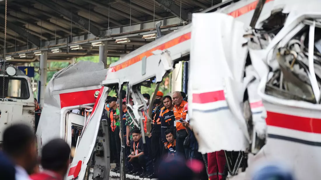 Teilweise waren Waggons nach dem Aufprall ineinander verschmolzen. - Bild: Tatan Syuflana/AP/dpa