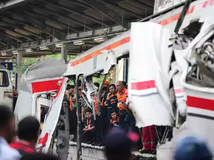 Teilweise waren Waggons nach dem Aufprall ineinander verschmolzen. - Foto: Tatan Syuflana/AP/dpa