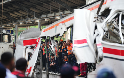 Teilweise waren Waggons nach dem Aufprall ineinander verschmolzen. - Foto: Tatan Syuflana/AP/dpa