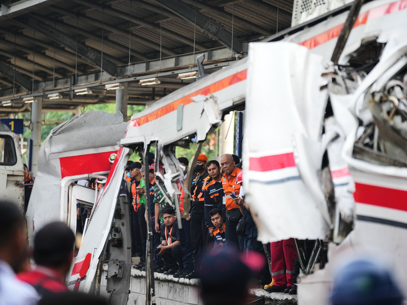 Teilweise waren Waggons nach dem Aufprall ineinander verschmolzen. - Foto: Tatan Syuflana/AP/dpa