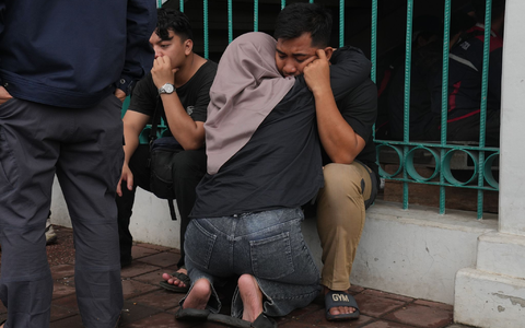 Bei den Angehörigen herrschten Trauer und Verzweiflung. - Foto: Tatan Syuflana/AP/dpa