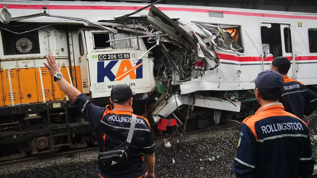 Das Unglück passierte zwischen einem Pendlerzug und einem Fernverkehrszug. - Bild: Tatan Syuflana/AP/dpa