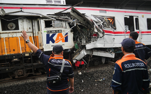 Das Unglück passierte zwischen einem Pendlerzug und einem Fernverkehrszug. - Foto: Tatan Syuflana/AP/dpa
