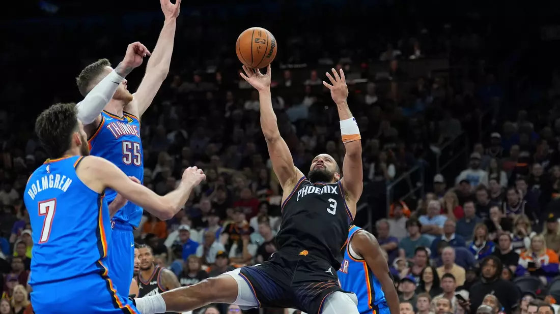 Der Meister ist eine Runde weiter: Die Oklahoma City Thunder gewannen alle vier Spiele gegen Phoenix. - Bild: Ross D. Franklin/AP/dpa