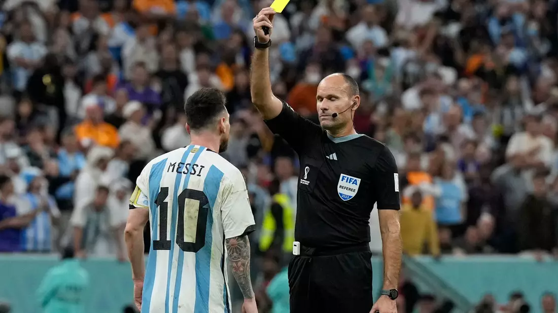 Weniger Gefahr für eine Gelbsperre: Hier wird Argentiniens Lionel Messi (l) bei der WM 2022 von Schiedsrichter Antonio Mateu Lahoz verwarnt. (Archivbild) - Bild: Ricardo Mazalan/AP/dpa