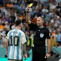 Weniger Gefahr für eine Gelbsperre: Hier wird Argentiniens Lionel Messi (l) bei der WM 2022 von Schiedsrichter Antonio Mateu Lahoz verwarnt. (Archivbild) - Foto: Ricardo Mazalan/AP/dpa