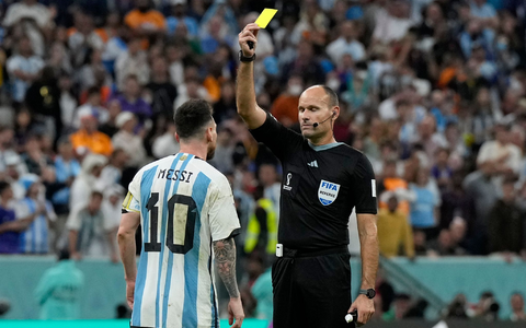 Weniger Gefahr für eine Gelbsperre: Hier wird Argentiniens Lionel Messi (l) bei der WM 2022 von Schiedsrichter Antonio Mateu Lahoz verwarnt. (Archivbild) - Foto: Ricardo Mazalan/AP/dpa