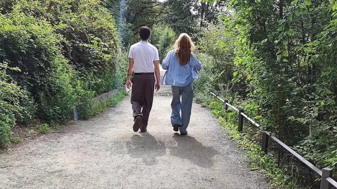 Mann und Frau gehen spazieren (Archiv) - Bild: via dts Nachrichtenagentur