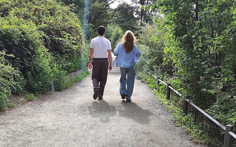 Mann und Frau gehen spazieren (Archiv) - Foto: via dts Nachrichtenagentur