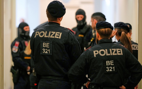 Der Prozess findet unter strengen Sicherheitsvorkehrungen statt. - Foto: Matthias Schrader/AP/dpa