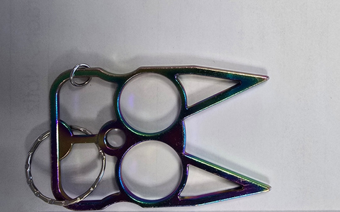 BPOL NRW: Katzen-Schlüsselanhänger entpuppt sich als Schlagring - Bundespolizei stellt verbotenen Gegenstand am Flughafen Köln/Bonn sicher - Foto: presseportal.de