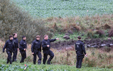 Polizisten durchkämmten die Gegend, in der Fabians Leiche gefunden wurde. (Archivbild) - Foto: Bernd Wüstneck/dpa