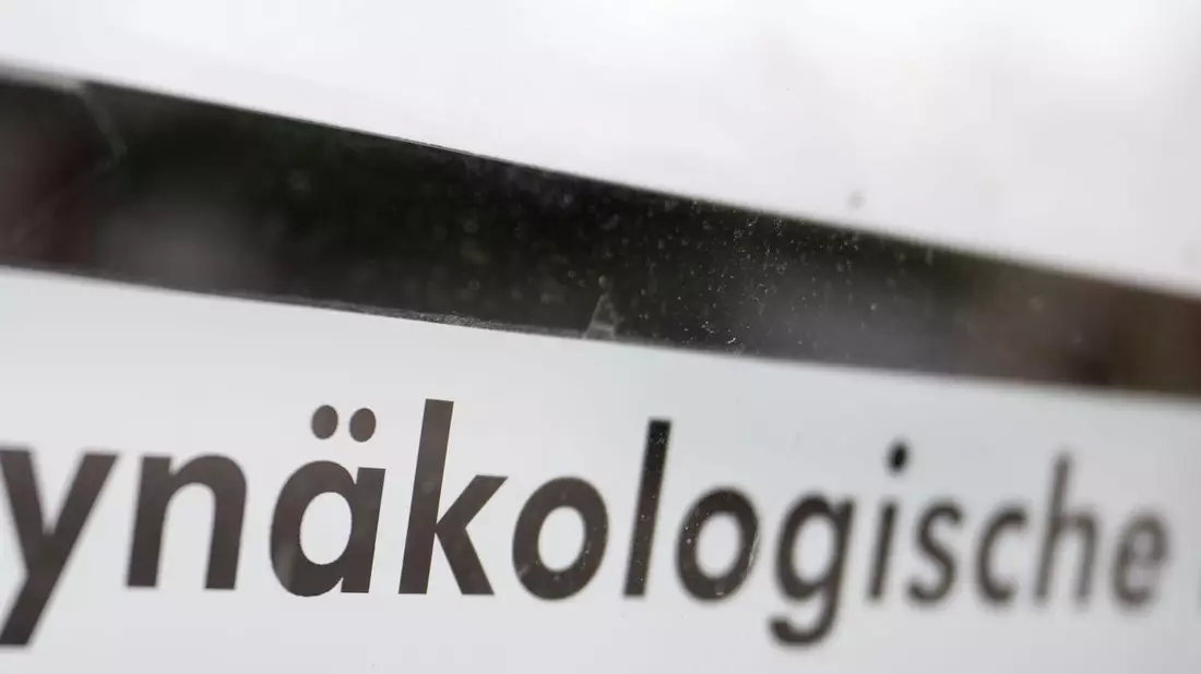 Im Zehnjahresvergleich gab es deutlich weniger Schwangerschaftsabbrüche in jüngeren Altersgruppen und mehr Abbrüche bei Frauen ab 30 Jahren. (Symbolbild) - Bild: Hendrik Schmidt/dpa