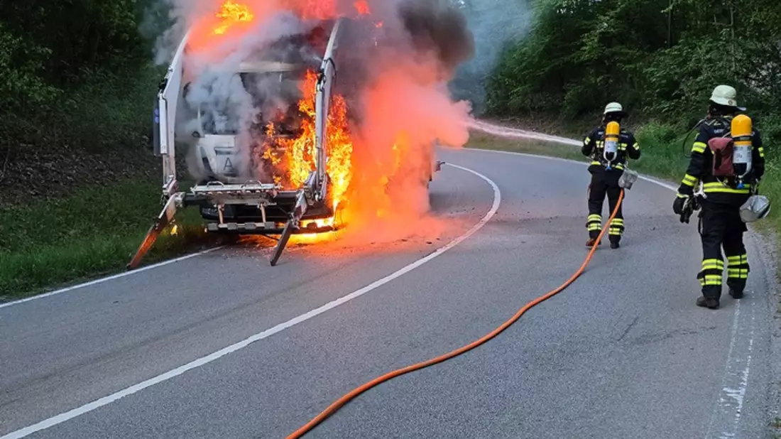 FW-M: Lkw-Fahrerhaus in Vollbrand (Oberföhring/Unterföhring) - Bild: presseportal.de