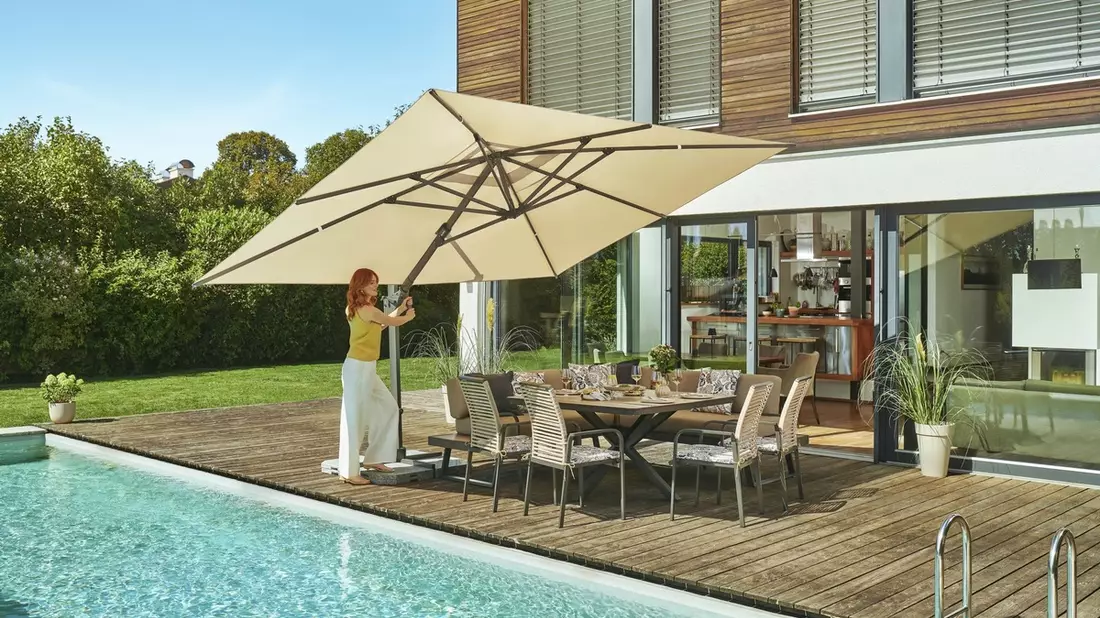 „Cloud Dancer“ & dunkle Eiche – aktuelle Wohntrends auch für Terrasse und Balkon - Bild: presseportal.de