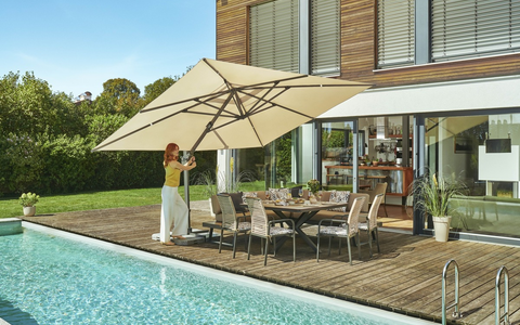 „Cloud Dancer“ & dunkle Eiche – aktuelle Wohntrends auch für Terrasse und Balkon - Foto: presseportal.de