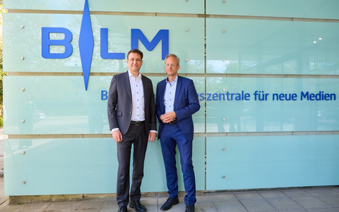 Strafbarer Hass: Erkennen. Verfolgen. Entfernen. / Wie Medienaufsicht und Strafverfolgung im Internet zusammenarbeiten / neuer Flyer - Foto: presseportal.de