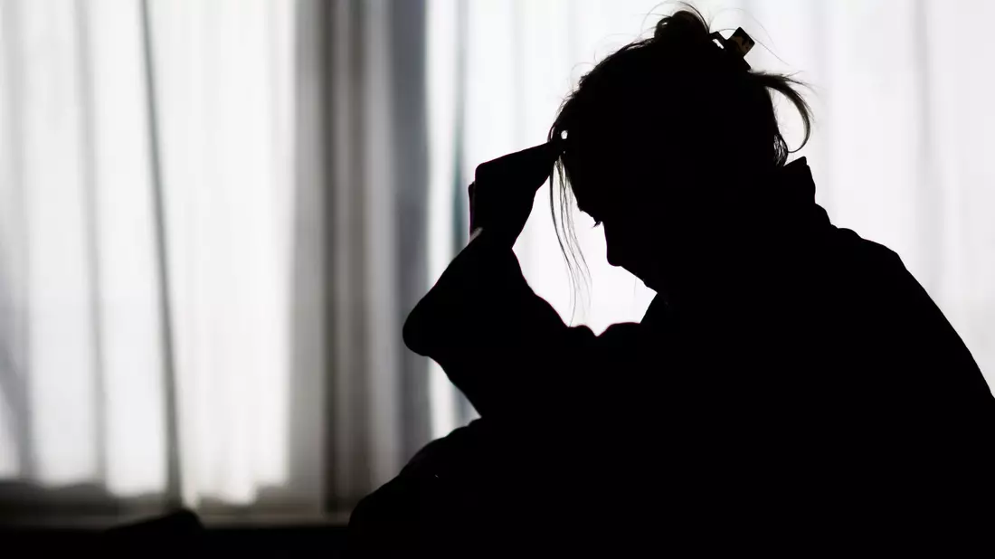 Viele junge Menschen nutzen KI-Chatbots, um über seelische Probleme zu sprechen – Experten warnen vor Risiken. (Symbolbild)  - Bild: Julian Stratenschulte/dpa
