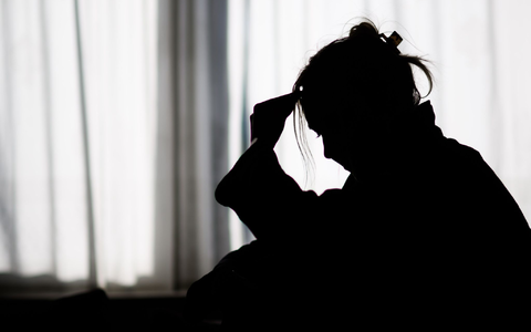 Viele junge Menschen nutzen KI-Chatbots, um über seelische Probleme zu sprechen – Experten warnen vor Risiken. (Symbolbild)  - Foto: Julian Stratenschulte/dpa