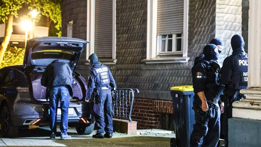 Mit einer großangelegten Razzia geht die Polizei in Nordrhein-Westfalen gegen die Rockergruppe «Hells Angels» vor.  - Bild: Alex Talash/dpa