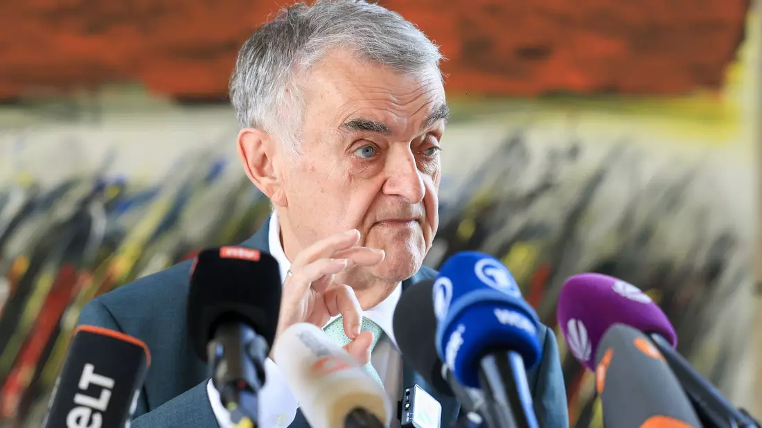 NRW-Innenminister Herbert Reul (CDU): Vermögenswerte von bis zu 2,5 Millionen Euro bei Rocker-Razzia gesichert.  - Bild: Christoph Reichwein/dpa