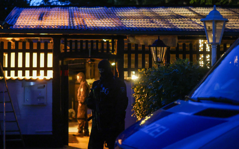 Polizeibeamte durchsuchen das Vereinsheim der «Hells Angels» in Hilden. - Foto: Christoph Reichwein/dpa