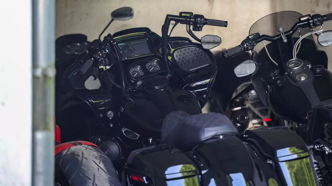 In einer Garage eines Wohnhauses stehen mehrere Motorräder, die von der Polizei beschlagnahmt wurden.  - Bild: Christoph Reichwein/dpa