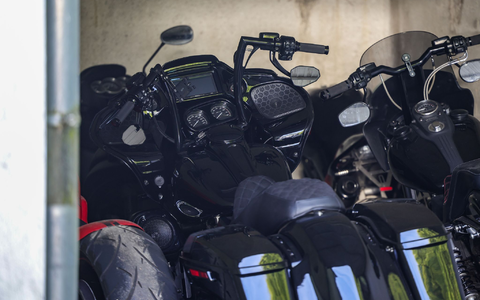 In einer Garage eines Wohnhauses stehen mehrere Motorräder, die von der Polizei beschlagnahmt wurden.  - Foto: Christoph Reichwein/dpa