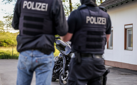 Polizisten beschlagnahmen bei einer Razzia gegen die Rockergruppe «Hells Angels» ein Motorrad.  - Foto: Christoph Reichwein/dpa