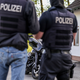Polizisten beschlagnahmen bei einer Razzia gegen die Rockergruppe «Hells Angels» ein Motorrad.  - Foto: Christoph Reichwein/dpa