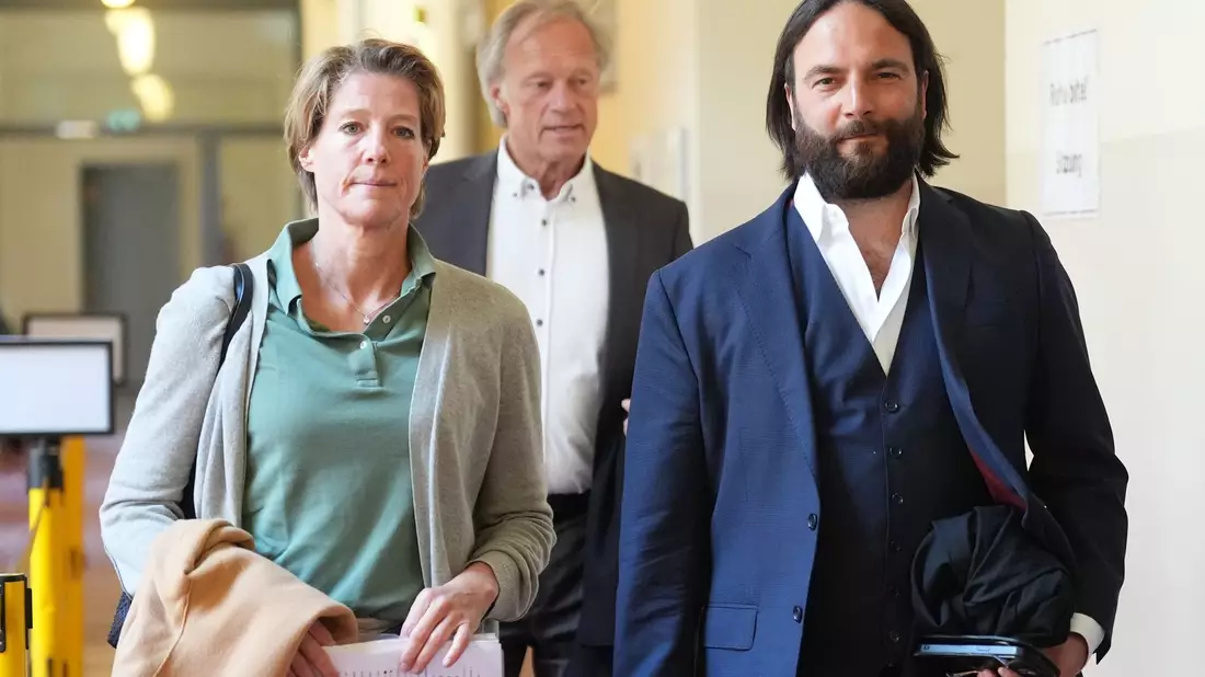 Christina Block (l) auf dem Weg in den Gerichtssaal. - Bild: Marcus Brandt/dpa