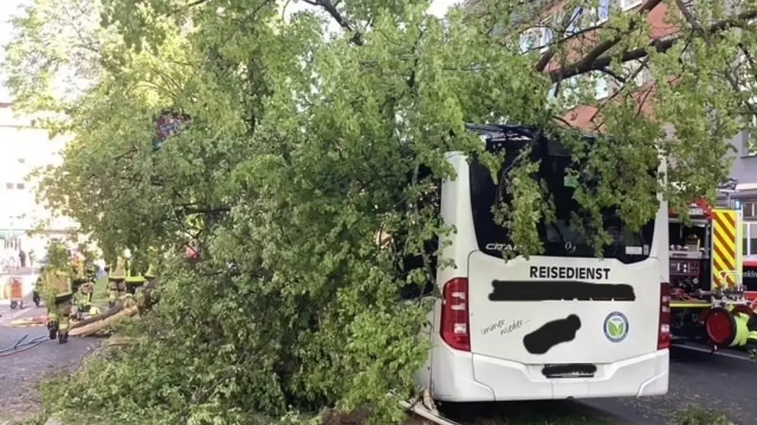 FW-GE: Busunfall mit mehreren Verletzten - Bild: presseportal.de