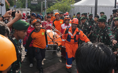 Die Zahl der Toten ist am Tag nach dem Unglück weiter gestiegen. - Foto: Tatan Syuflana/AP/dpa