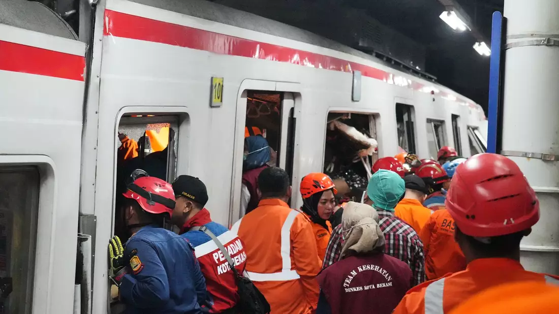 Rettungskräfte suchten Stunden nach der Zugkollision noch nach Opfern. - Bild: Ahmad Ibrahim/AP/dpa