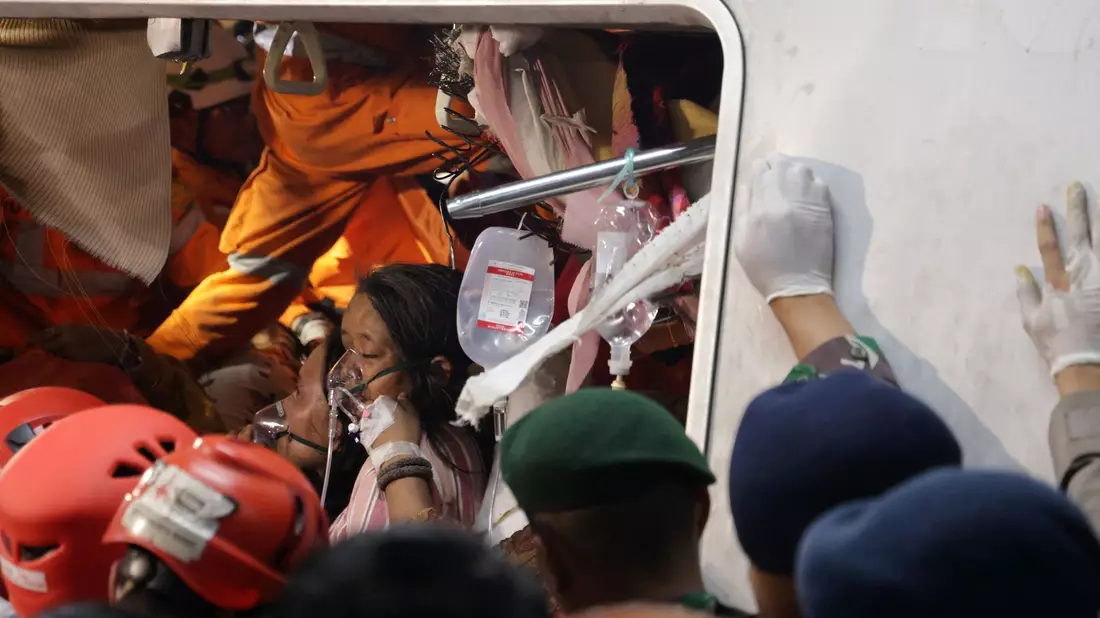 Die Rettungskräfte waren viele Stunden im Einsatz. - Bild: B. Nugraha/XinHua/dpa