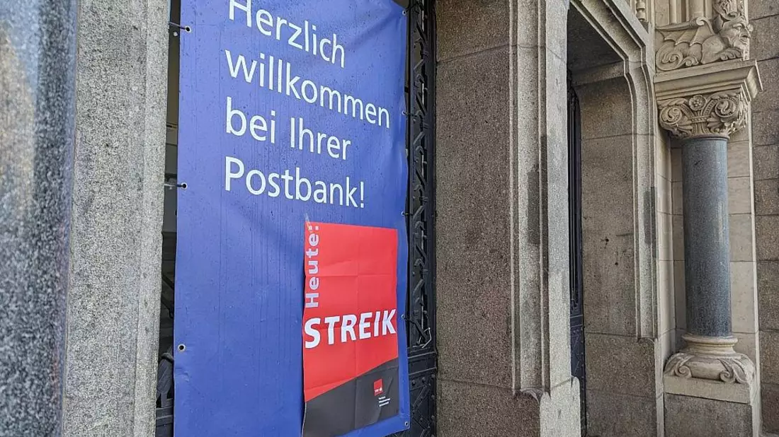 Streik-Hinweis an einer Postbank-Filiale (Archiv) - Bild: via dts Nachrichtenagentur