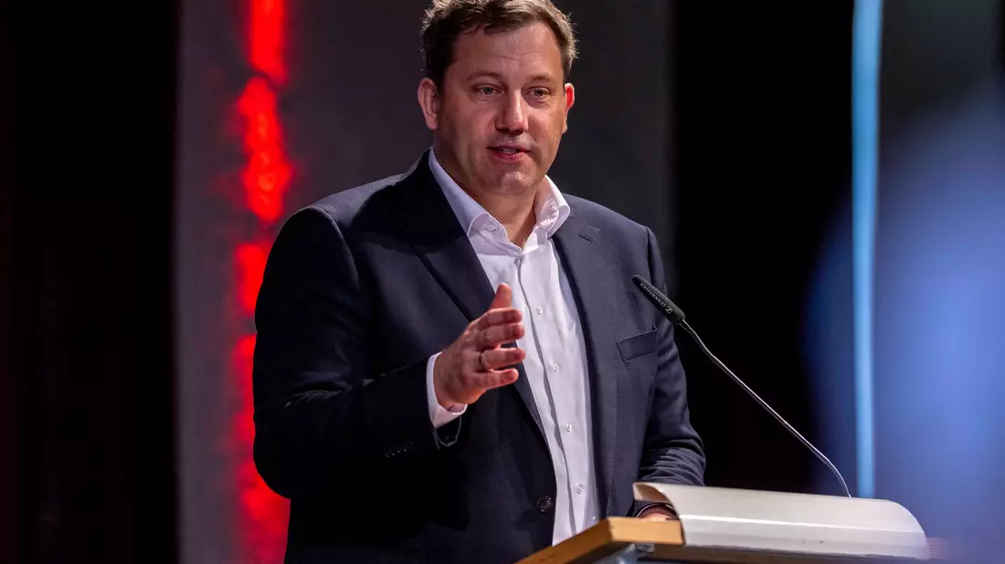 Lars Klingbeil hat in Bielefeld bestätigt, dass es bei Gesprächen mit der CDU sehr laut wurde.  - Bild: David Inderlied/dpa