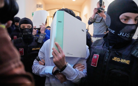 Der Hauptangeklagte im Prozess um die abgesagten Taylor-Swift-Konzerte in Wien hat der Angeklagte Terrorpläne gestanden.  - Foto: Matthias Schrader/AP/dpa