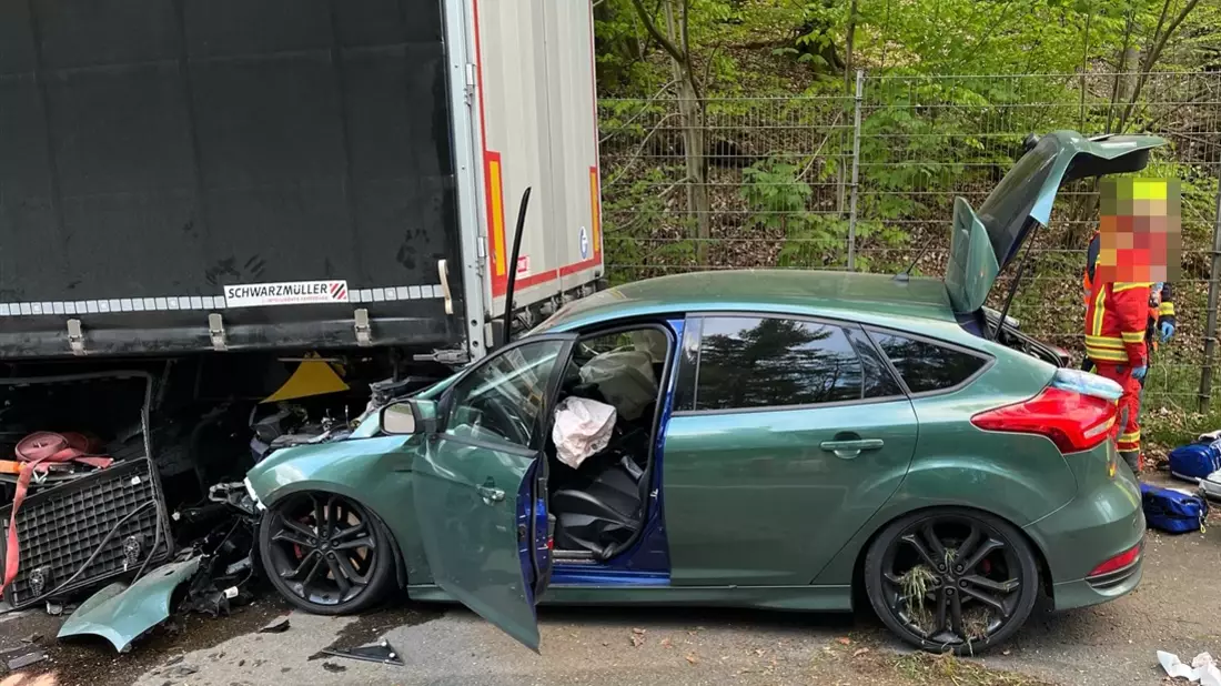 POL-SI: 31-jähriger Pkw-Fahrer gerät nach Überholvorgang unter einen Sattelzug -#polsiwi - Bild: presseportal.de