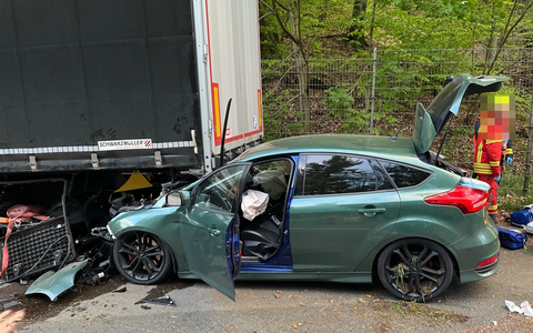 POL-SI: 31-jähriger Pkw-Fahrer gerät nach Überholvorgang unter einen Sattelzug -#polsiwi - Foto: presseportal.de